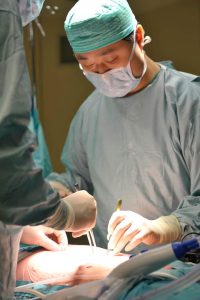 Dr Renaud Bollens performing minimally invasive pelvic surgery